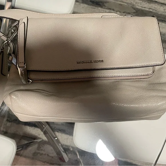 Michael Kors grey/taupe bag. Multiple inside pockets. No marks or flaws. - Picture 4 of 15